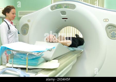Infermiere e paziente sottoposti a scansione e a diagnosi mediante scanner TC (tomografia computerizzata) in ospedale Foto Stock