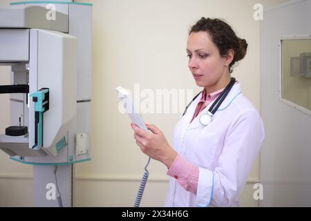 L'operatore medico utilizza l'ortoantomografo nell'esame del paziente Foto Stock