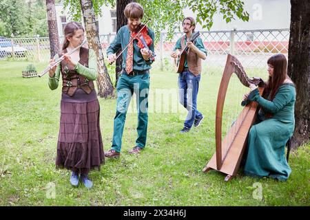 MOSCA, RUSSIA - 30 MAGGIO 2015: La band musicale Polca an Ri suona musica all'aperto nel parco durante il giorno estivo. Polca an Ri suona musica tradizionale irlandese. Foto Stock