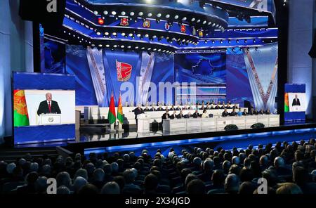 Minsk, Bielorussia. 24 aprile 2024. Il presidente bielorusso Alexander Lukashenko (sul podio e sugli schermi) tiene un discorso durante l'Assemblea popolare bielorussa tenutasi a Minsk, in Bielorussia, il 24 aprile 2024. Il presidente bielorusso Alexander Lukashenko è stato eletto come presidente dell'Assemblea popolare bielorussa mercoledì, secondo i resoconti dei media locali. Crediti: Henadz Zhikov/Xinhua/Alamy Live News Foto Stock