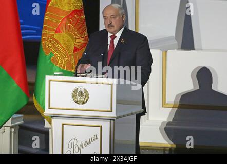 Minsk, Bielorussia. 24 aprile 2024. Il presidente bielorusso Alexander Lukashenko tiene un discorso durante l'Assemblea popolare bielorussa tenutasi a Minsk, in Bielorussia, il 24 aprile 2024. Il presidente bielorusso Alexander Lukashenko è stato eletto come presidente dell'Assemblea popolare bielorussa mercoledì, secondo i resoconti dei media locali. Crediti: Henadz Zhikov/Xinhua/Alamy Live News Foto Stock