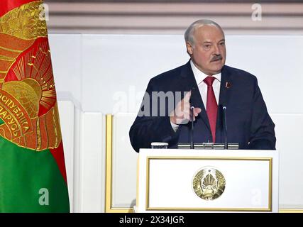 Minsk, Bielorussia. 24 aprile 2024. Il presidente bielorusso Alexander Lukashenko tiene un discorso durante l'Assemblea popolare bielorussa tenutasi a Minsk, in Bielorussia, il 24 aprile 2024. Il presidente bielorusso Alexander Lukashenko è stato eletto come presidente dell'Assemblea popolare bielorussa mercoledì, secondo i resoconti dei media locali. Crediti: Henadz Zhikov/Xinhua/Alamy Live News Foto Stock
