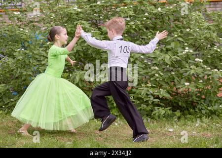 Bambini, balli di coppia, sala da ballo, balli all'aperto su prato erboso. Foto Stock