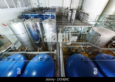 contenitori per la produzione di birra in un negozio di birra Foto Stock