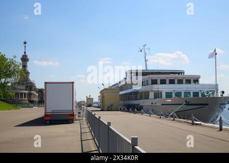 Nave bianca vicino alla stazione di North River a Mosca, in Russia, durante il giorno estivo di sole Foto Stock