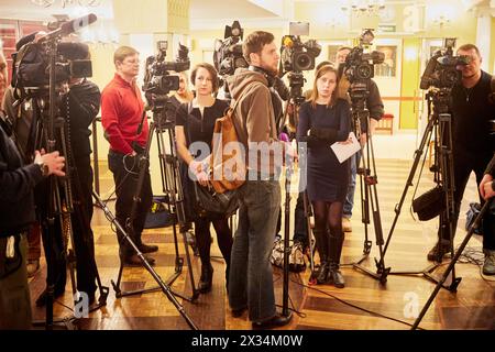 MOSCA, RUSSIA - 15 GENNAIO 2015: Giornalisti e cameraman stanno nel foyer prima delle interviste dopo l'anteprima mediatica di Boris Godunov diretta da Peter Stein Foto Stock