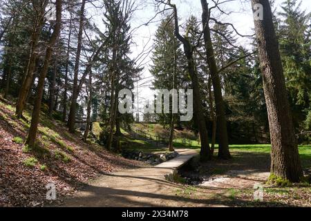 Pruhonice, Repubblica Ceca - 29 marzo 2024 - Parco del Castello di Pruhonice vicino a Praga all'inizio della primavera Foto Stock