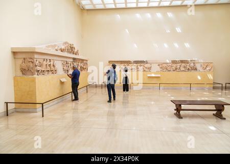 Frontone orientale del Tesoro Sifniano nel Museo Archeologico di Delfi , Museo Archeologico di Delfi, Delfi, Grecia. Foto Stock