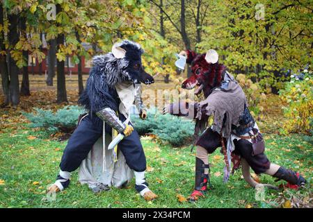 MOSCA - 12 ottobre 2014: I cosplayers vestiti da topi combattono tra loro all'EveryCon 2014 nel centro espositivo Sokolniki Foto Stock