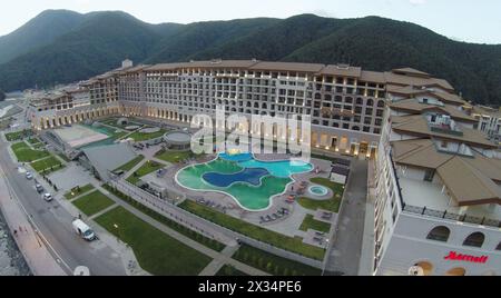 SOCHI, RUSSIA - 1 agosto 2014: Area hotel Marriott con una grande piscina esterna a Krasnaya Polyana, vista aerea Foto Stock