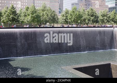 NEW YORK, USA - 07 settembre 2014: Memoriale alle vittime dell'11 settembre 2001 sul posto dove sorgevano le torri gemelle Foto Stock