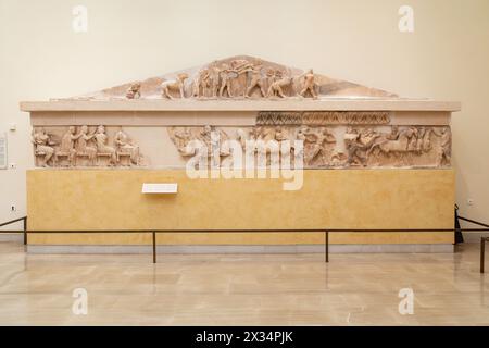 Frontone orientale del Tesoro Sifniano nel Museo Archeologico di Delfi , Museo Archeologico di Delfi, Delfi, Grecia. Foto Stock