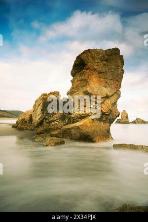 Alba sulla riva con rocce illuminate e arcobaleno, PlayOn de Bayas-Asturias, Spagna III Foto Stock