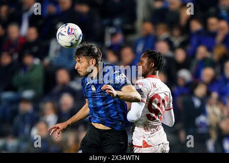 Bergamo, Italia. 24 aprile 2024. Christian Kouamé della Fiorentina combatte per la palla con l'erat Djimsiti del BAtalanta durante la partita di Coppa Italia tra Atalanta e Fiorentina allo stadio Gewiss, Italia settentrionale - mercoledì 24 aprile 2024. Sport - calcio . (Foto di Spada/LaPresse) credito: LaPresse/Alamy Live News Foto Stock