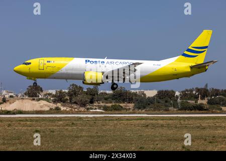 Poste Air Cargo Boeing 737-490(SF) (REG: EI-GHC) pista di atterraggio 31, volo cargo. Foto Stock