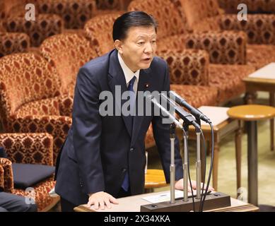 Tokyo, Giappone. 24 aprile 2024. Il ministro giapponese per la rivitalizzazione economica Yoshitaka Shindo risponde a una domanda alla sessione del comitato per il bilancio della camera alta alla dieta nazionale di Tokyo il mercoledì 24 aprile 2024. (Foto di Yoshio Tsunoda/AFLO) Foto Stock