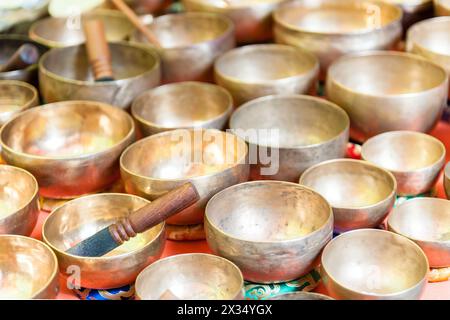 Diverse ciotole di metallo accanto al mortaio Foto Stock