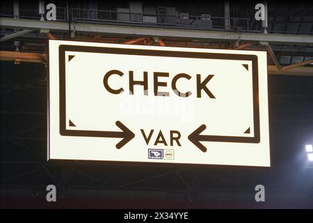 Amsterdam, Paesi Bassi. 24 aprile 2024. AMSTERDAM, PAESI BASSI - 24 APRILE: VAR controlla un rigore durante la partita olandese Eredivisie tra AFC Ajax e Excelsior Rotterdam alla Johan Cruijff Arena il 24 aprile 2024 ad Amsterdam, Paesi Bassi. (Foto di Andre Weening/Orange Pictures) credito: Orange Pics BV/Alamy Live News Foto Stock