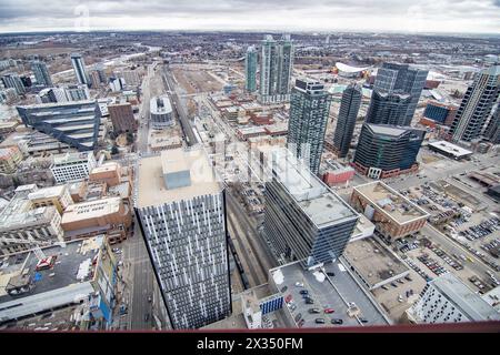 Calgary, Alberta Canada, 3 aprile 2024: Aerial Wide Angle Downtown Cityscape con vista sul municipio e sui nuovi condomini di una città canadese. Foto Stock