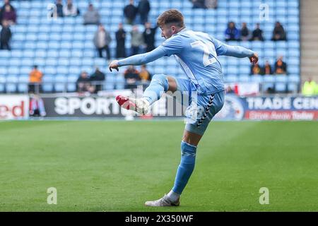 Coventry, Regno Unito. 24 aprile 2024. Josh Eccles di Coventry durante l'EFL Sky Bet Championship match tra Coventry City e Hull City alla Coventry Building Society Arena di Coventry, Inghilterra, il 24 aprile 2024. Foto di Stuart Leggett. Solo per uso editoriale, licenza richiesta per uso commerciale. Non utilizzare in scommesse, giochi o pubblicazioni di singoli club/campionato/giocatori. Crediti: UK Sports Pics Ltd/Alamy Live News Foto Stock