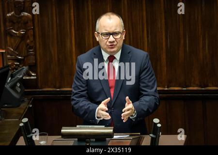 Warwas, Polonia, il 24 aprile 2024. Adam Bodnar, ministro della giustizia e procuratore generale della Polonia, parla dello scandalo Pegasus durante la decima sessione del Parlamento polacco nell'edificio del Parlamento in via Wiejska a Varsavia, la capitale della Polonia. Il parlamento discute questioni controverse dello Stato di diritto. . Crediti: Dominika Zarzycka/Alamy Live News. Foto Stock