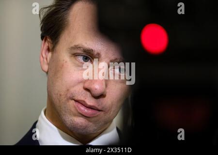 Warwas, Polonia, il 24 aprile 2024. Krzysztof Bosak, membro del Sejm della Repubblica di Polonia e vicepresidente del Parlamento, parla ai media durante la decima sessione del Parlamento polacco nell'edificio del Parlamento in via Wiejska a Varsavia, la capitale della Polonia. Il parlamento discute questioni controverse dello Stato di diritto. . Crediti: Dominika Zarzycka/Alamy Live News. Foto Stock
