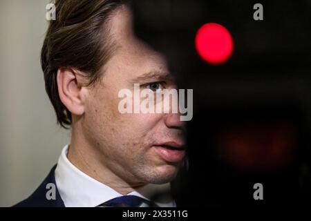 Warwas, Polonia, il 24 aprile 2024. Krzysztof Bosak, membro del Sejm della Repubblica di Polonia e vicepresidente del Parlamento, parla ai media durante la decima sessione del Parlamento polacco nell'edificio del Parlamento in via Wiejska a Varsavia, la capitale della Polonia. Il parlamento discute questioni controverse dello Stato di diritto. . Crediti: Dominika Zarzycka/Alamy Live News. Foto Stock