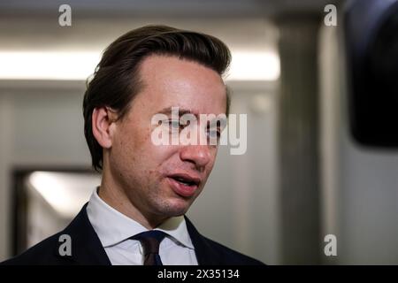 Warwas, Polonia, il 24 aprile 2024. Krzysztof Bosak, membro del Sejm della Repubblica di Polonia e vicepresidente del Parlamento, parla ai media durante la decima sessione del Parlamento polacco nell'edificio del Parlamento in via Wiejska a Varsavia, la capitale della Polonia. Il parlamento discute questioni controverse dello Stato di diritto. . Crediti: Dominika Zarzycka/Alamy Live News. Foto Stock