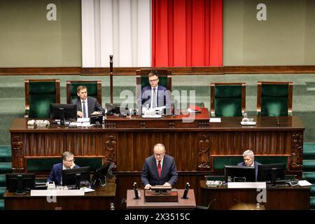 Warwas, Polonia, il 24 aprile 2024. Adam Bodnar, ministro della giustizia e procuratore generale della Polonia, parla dello scandalo Pegasus durante la decima sessione del Parlamento polacco nell'edificio del Parlamento in via Wiejska a Varsavia, la capitale della Polonia. Il parlamento discute questioni controverse dello Stato di diritto. . Crediti: Dominika Zarzycka/Alamy Live News. Foto Stock