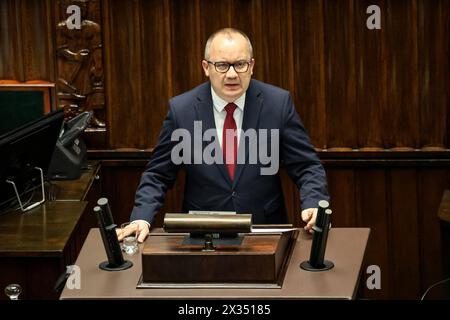 Warwas, Polonia, il 24 aprile 2024. Adam Bodnar, ministro della giustizia e procuratore generale della Polonia, parla dello scandalo Pegasus durante la decima sessione del Parlamento polacco nell'edificio del Parlamento in via Wiejska a Varsavia, la capitale della Polonia. Il parlamento discute questioni controverse dello Stato di diritto. . Crediti: Dominika Zarzycka/Alamy Live News. Foto Stock