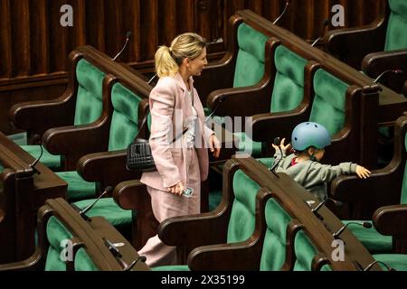 Warwas, Polonia, il 24 aprile 2024. Un bambino visita una sala parlamentare durante la decima sessione del Parlamento polacco nell'edificio del Parlamento in via Wiejska a Varsavia, la capitale della Polonia. Il parlamento discute questioni controverse dello Stato di diritto. . Crediti: Dominika Zarzycka/Alamy Live News. Foto Stock