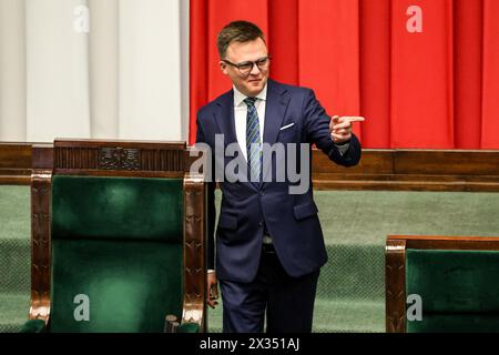 Warwas, Polonia, il 24 aprile 2024. Szymon Holownia, il presidente del Parlamento polacco, arriva a tenere la decima sessione del Parlamento polacco nell'edificio del Parlamento in via Wiejska a Varsavia, la capitale della Polonia. Il parlamento discute questioni controverse dello Stato di diritto. . Crediti: Dominika Zarzycka/Alamy Live News. Foto Stock