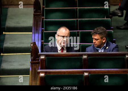 Warwas, Polonia, il 24 aprile 2024. Adam Bodnar (L), ministro della giustizia e procuratore generale della Polonia, arriva per parlare dello scandalo Pegasus durante la decima sessione del Parlamento polacco nell'edificio del Parlamento in via Wiejska a Varsavia, la capitale della Polonia. Il parlamento discute questioni controverse dello Stato di diritto. . Crediti: Dominika Zarzycka/Alamy Live News. Foto Stock