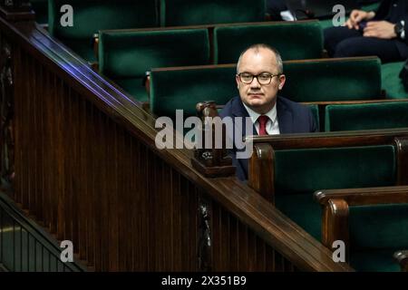 Warwas, Polonia, il 24 aprile 2024. Adam Bodnar , Ministro della giustizia e procuratore generale della Polonia, arriva a parlare dello scandalo Pegasus durante la decima sessione del Parlamento polacco nell'edificio del Parlamento in via Wiejska a Varsavia, capitale della Polonia. Il parlamento discute questioni controverse dello Stato di diritto. . Crediti: Dominika Zarzycka/Alamy Live News. Foto Stock