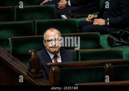 Warwas, Polonia, il 24 aprile 2024. Adam Bodnar , Ministro della giustizia e procuratore generale della Polonia, arriva a parlare dello scandalo Pegasus durante la decima sessione del Parlamento polacco nell'edificio del Parlamento in via Wiejska a Varsavia, capitale della Polonia. Il parlamento discute questioni controverse dello Stato di diritto. . Crediti: Dominika Zarzycka/Alamy Live News. Foto Stock