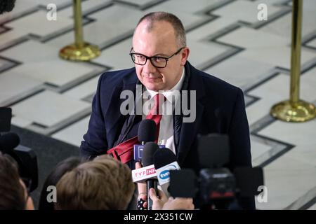 Warwas, Polonia, il 24 aprile 2024. Adam Bodnar, ministro della giustizia e procuratore generale della Polonia, parla dello scandalo Pegasus durante la decima sessione del Parlamento polacco nell'edificio del Parlamento in via Wiejska a Varsavia, la capitale della Polonia. Il parlamento discute questioni controverse dello Stato di diritto. . Crediti: Dominika Zarzycka/Alamy Live News. Foto Stock