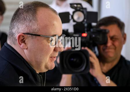 Warwas, Polonia, il 24 aprile 2024. Adam Bodnar, ministro della giustizia e procuratore generale della Polonia, arriva per parlare dello scandalo Pegasus durante la decima sessione del Parlamento polacco nell'edificio del Parlamento in via Wiejska a Varsavia, la capitale della Polonia. Il parlamento discute questioni controverse dello Stato di diritto. . Crediti: Dominika Zarzycka/Alamy Live News. Foto Stock