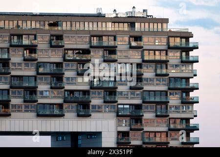 Luxus-Wohnungen in den Kölner Kranhäusern. Appartamenti hier gelten als die exklusivsten Wohnungen a Köln. Themenbild, Symbolbild Köln, 21.04.2024 NRW Deutschland *** Appartamenti di lusso in Colognes Kranhaus Buildings Appartamenti qui sono considerati gli appartamenti più esclusivi di Colonia immagine a tema, immagine simbolica colonia, 21 04 2024 NRW Germania Copyright: XChristophxHardtx Foto Stock