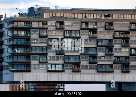 Luxus-Wohnungen in den Kölner Kranhäusern. Appartamenti hier gelten als die exklusivsten Wohnungen a Köln. Themenbild, Symbolbild Köln, 21.04.2024 NRW Deutschland *** Appartamenti di lusso in Colognes Kranhaus Buildings Appartamenti qui sono considerati gli appartamenti più esclusivi di Colonia immagine a tema, immagine simbolica colonia, 21 04 2024 NRW Germania Copyright: XChristophxHardtx Foto Stock