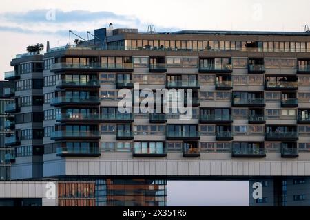 Luxus-Wohnungen in den Kölner Kranhäusern. Appartamenti hier gelten als die exklusivsten Wohnungen a Köln. Themenbild, Symbolbild Köln, 21.04.2024 NRW Deutschland *** Appartamenti di lusso in Colognes Kranhaus Buildings Appartamenti qui sono considerati gli appartamenti più esclusivi di Colonia immagine a tema, immagine simbolica colonia, 21 04 2024 NRW Germania Copyright: XChristophxHardtx Foto Stock