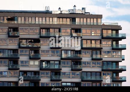 Luxus-Wohnungen in den Kölner Kranhäusern. Appartamenti hier gelten als die exklusivsten Wohnungen a Köln. Themenbild, Symbolbild Köln, 21.04.2024 NRW Deutschland *** Appartamenti di lusso in Colognes Kranhaus Buildings Appartamenti qui sono considerati gli appartamenti più esclusivi di Colonia immagine a tema, immagine simbolica colonia, 21 04 2024 NRW Germania Copyright: XChristophxHardtx Foto Stock