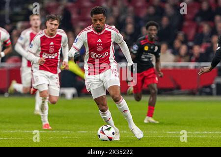 Amsterdam, Paesi Bassi. 24 aprile 2024. AMSTERDAM, PAESI BASSI - 24 APRILE: Chuba Akpom dell'AFC Ajax dribbles durante la partita olandese Eredivisie tra AFC Ajax e Excelsior Rotterdam alla Johan Cruijff Arena il 24 aprile 2024 ad Amsterdam, Paesi Bassi. (Foto di Andre Weening/Orange Pictures) credito: Orange Pics BV/Alamy Live News Foto Stock