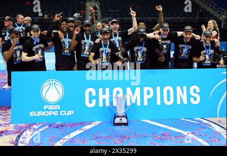 Istanbul, Turchia. 24 aprile 2024. Pallacanestro: FIBA Europe Cup, Bahcesehir Koleji - Niners Chemnitz, finale, seconda tappa. I giocatori di Chemnitz festeggiano con il trofeo dopo la partita. Crediti: Matthias Stickel/dpa/Alamy Live News Foto Stock