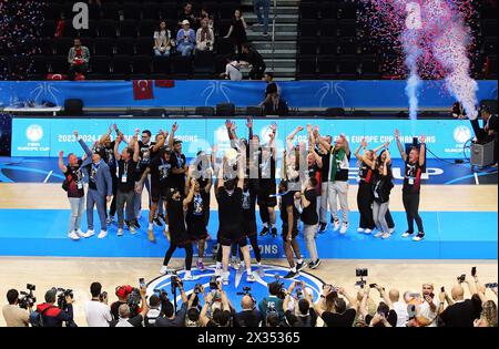 Istanbul, Turchia. 24 aprile 2024. Pallacanestro: FIBA Europe Cup, Bahcesehir Koleji - Niners Chemnitz, finale, seconda tappa. I giocatori di Chemnitz festeggiano con il trofeo dopo la partita. Crediti: Matthias Stickel/dpa/Alamy Live News Foto Stock