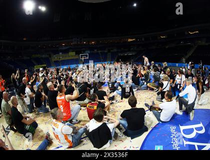 Istanbul, Turchia. 24 aprile 2024. Pallacanestro: FIBA Europe Cup, Bahcesehir Koleji - Niners Chemnitz, finale, seconda tappa. I giocatori di Chemnitz fanno il tifo con i tifosi dopo la partita. Crediti: Matthias Stickel/dpa/Alamy Live News Foto Stock