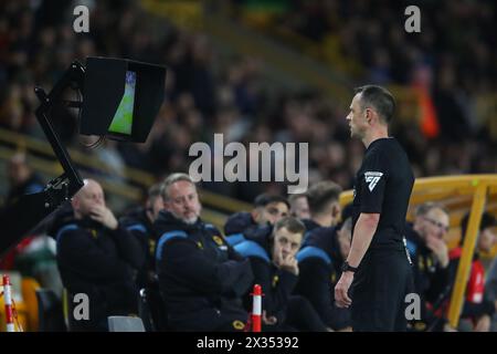 Wolverhampton, Regno Unito. 24 aprile 2024. L'arbitro Stuart Attwell controlla VAR per un possibile fallo prima del gol segnato da Hwang Hee-Chan del Wolverhampton Wanderers durante la partita di Premier League Wolverhampton Wanderers vs Bournemouth a Molineux, Wolverhampton, Regno Unito, 24 aprile 2024 (foto di Gareth Evans/News Images) a Wolverhampton, Regno Unito, il 24/4/2024. (Foto di Gareth Evans/News Images/Sipa USA) credito: SIPA USA/Alamy Live News Foto Stock