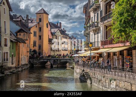 Il fiume Thiou con l'edificio storico Palais de l'Île nella vecchia città di Annecy in Francia. Foto Stock