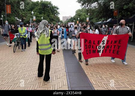 Palestina, Austin, Texas, Stati Uniti. 24 aprile 2024. Palestina Solidarity Committee Stage esce di classe all'Università del Texas, chiedendo il cessate il fuoco a Palestine, Austin, Texas. Mario Cantu/CSM/Alamy Live News Foto Stock