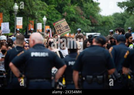 Palestina, Austin, Texas, Stati Uniti. 24 aprile 2024. Palestina Solidarity Committee esce di classe alla Gregory Gym dell'Università del Texas, chiedendo il cessate il fuoco a Palestine, Austin, Texas. Mario Cantu/CSM/Alamy Live News Foto Stock