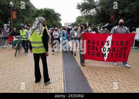 Palestina, Austin, Texas, Stati Uniti. 24 aprile 2024. Palestina Solidarity Committee Stage esce di classe all'Università del Texas, chiedendo il cessate il fuoco a Palestine, Austin, Texas. Mario Cantu/CSM/Alamy Live News Foto Stock